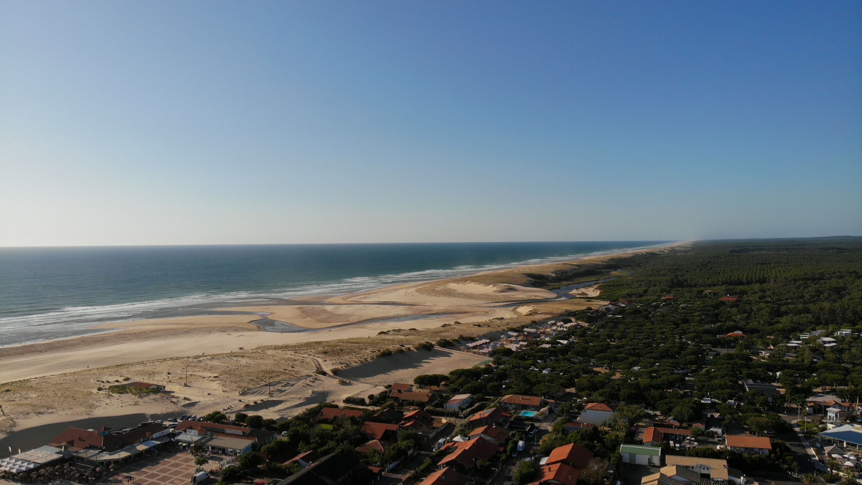 Vue drone des dunes, de l'océan et de la forêt landaise