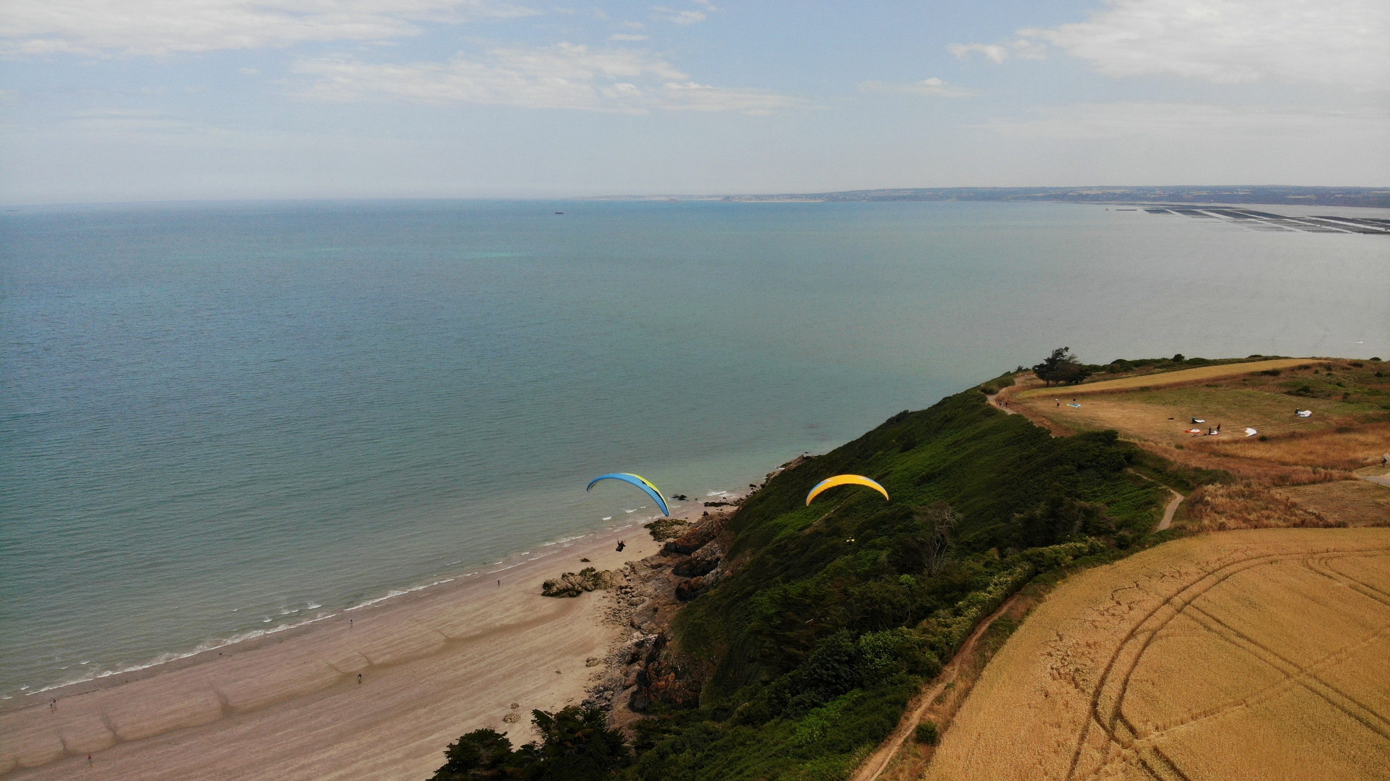 Vue drone de falaises et de parapentes au-dessus de la mer